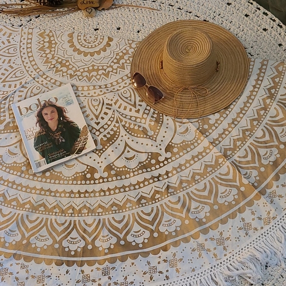 NEW BO HO GOLD AND WHITE, TABLE CLOTH, WALL ART. - Picture 15 of 16